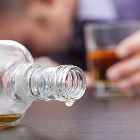 Fortes Salud Mental botella y vaso con alcohol